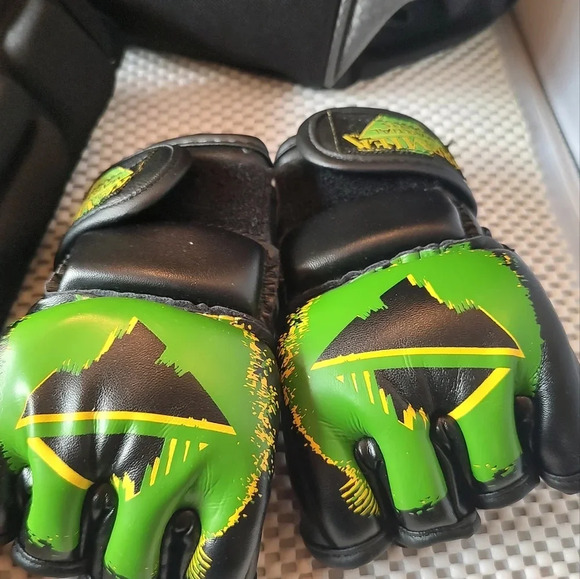 Marshal Arts Bundle: Gloves, Bookbag, Shin guards Used - Picture 2 of 6